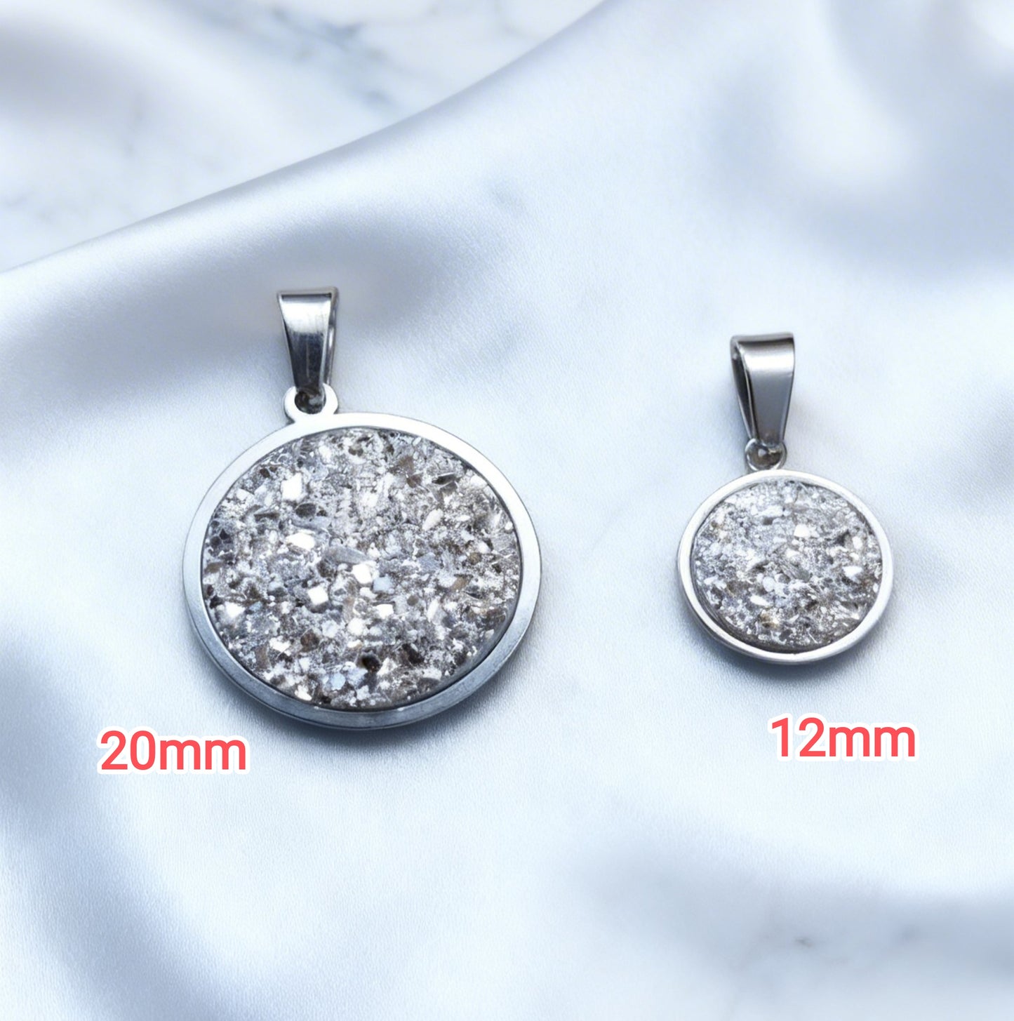 Pendant S with epoxy settings in silver tone