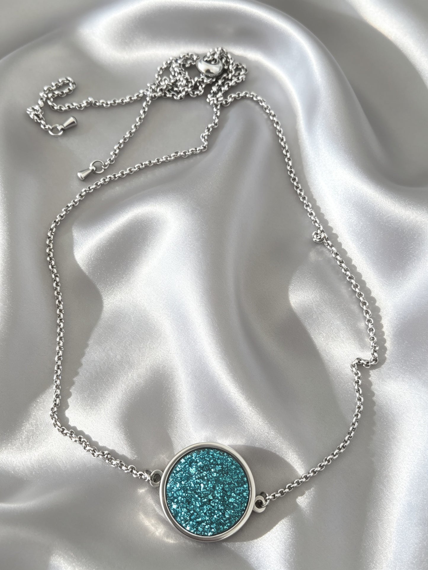 Single Disc Pendant Necklace in silver tone
