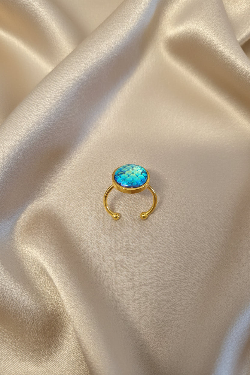 Adjustable ring S with resin disc in gold tone