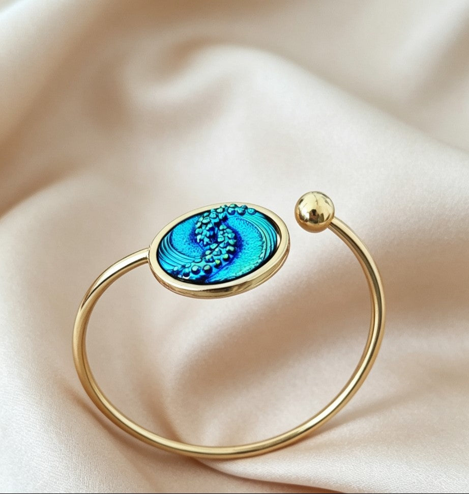 Slightly Adjustable Cuff Bracelet with 1 disc gold tone