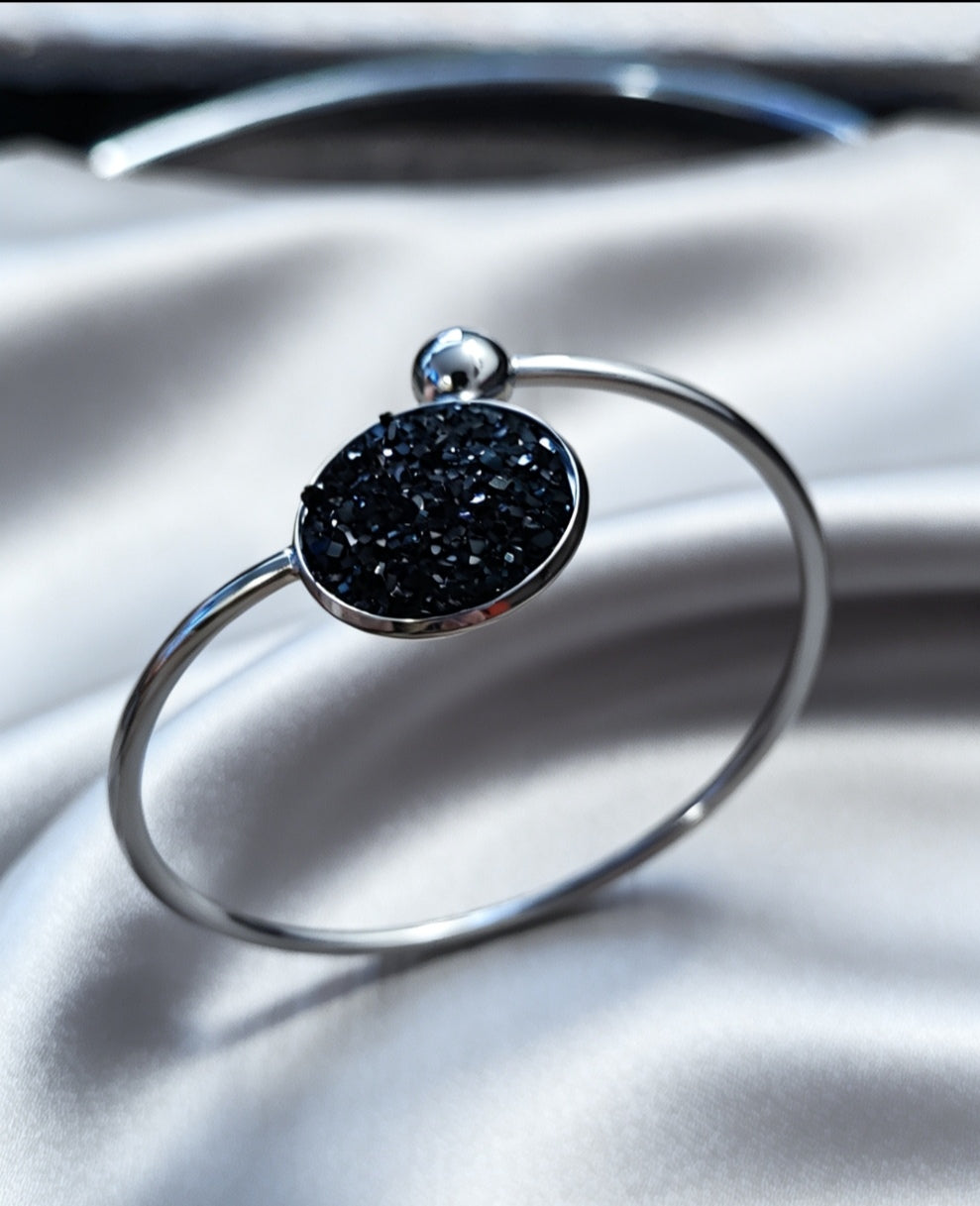 Slightly Adjustable Cuff Bracelet L with 1 disc