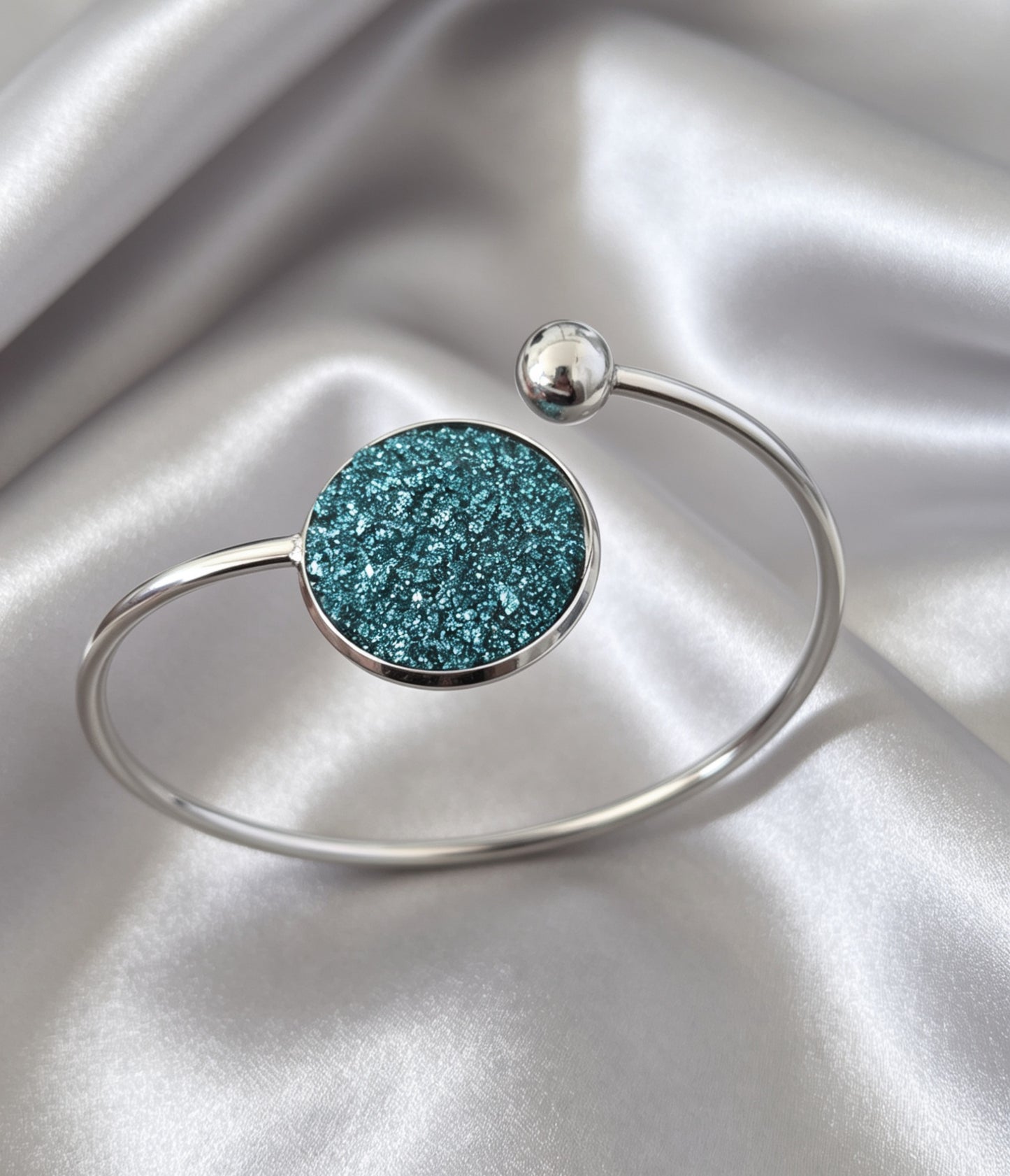 Slightly Adjustable Cuff Bracelet L with 1 disc