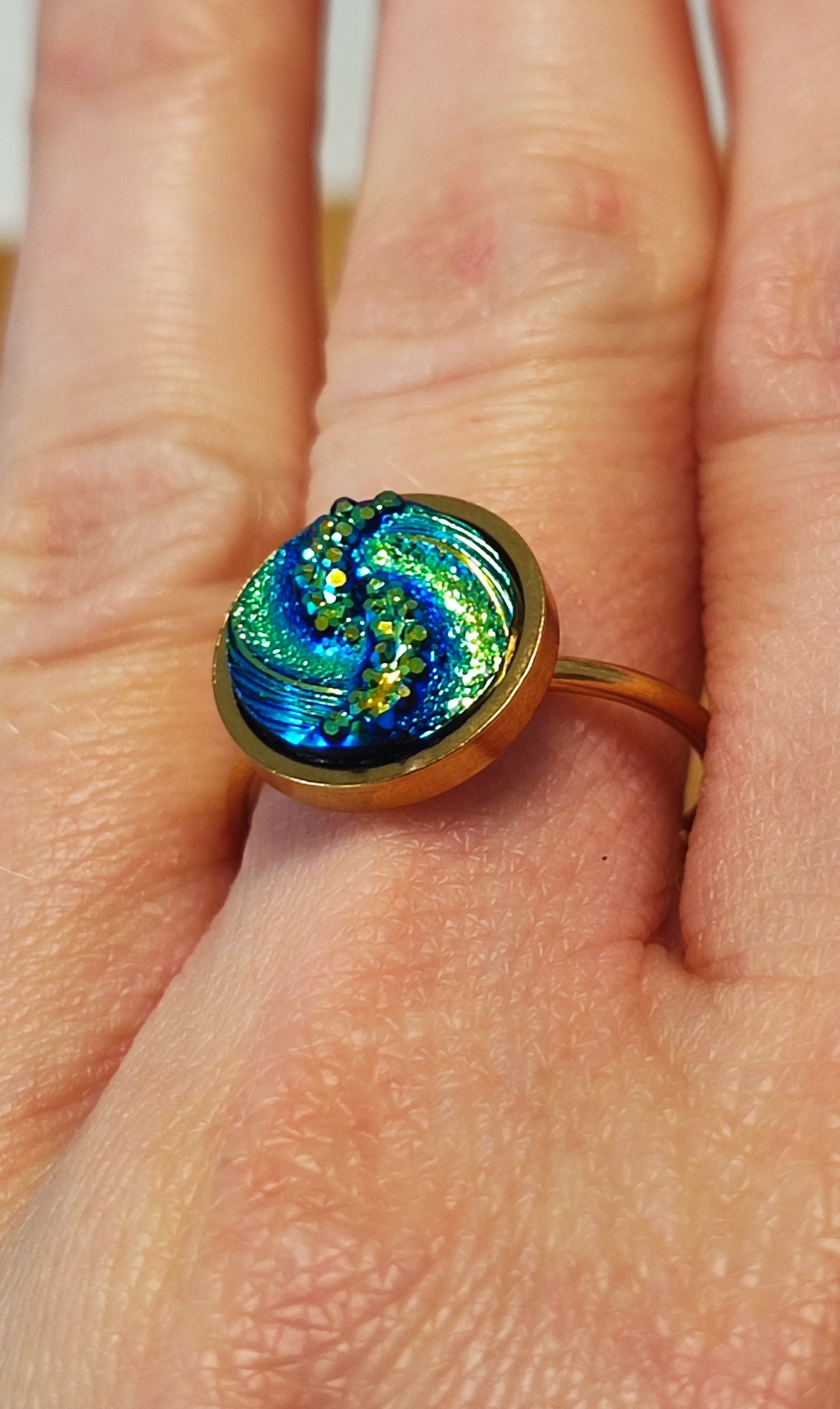 Adjustable ring S with resin disc in gold tone