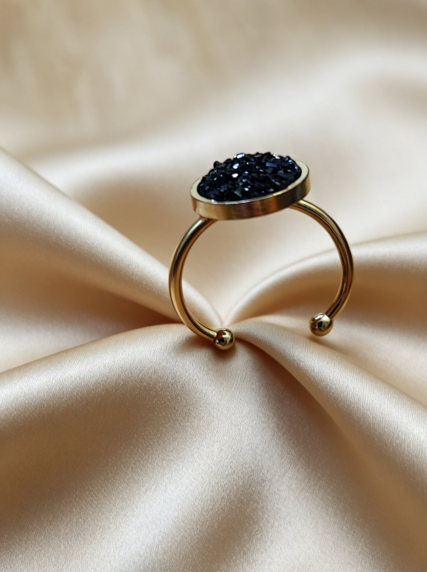 Adjustable ring S with resin disc in gold tone