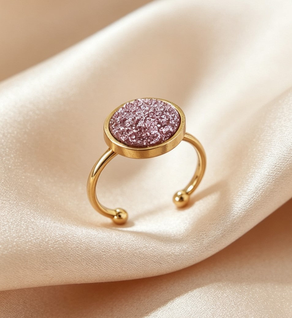 Adjustable ring S with resin disc in gold tone