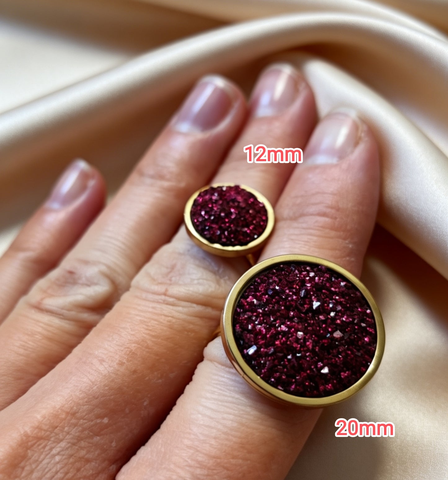 Adjustable ring L with resin disc in gold tone