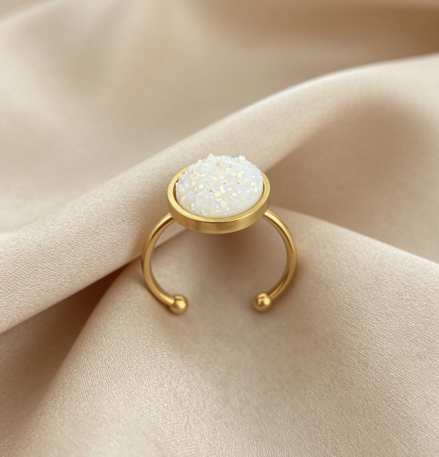 Adjustable ring S with resin disc in gold tone