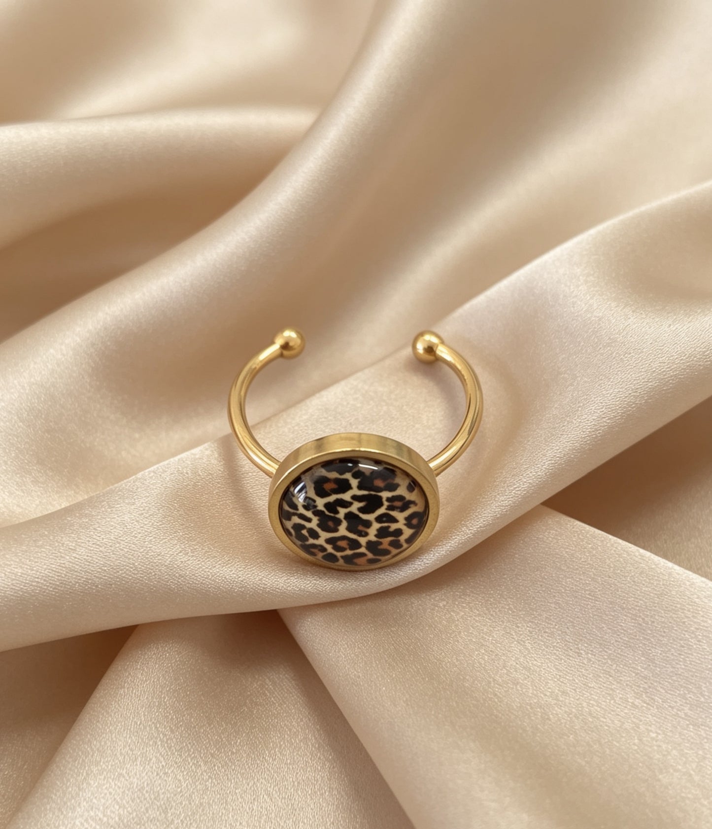 Adjustable ring S with resin disc in gold tone