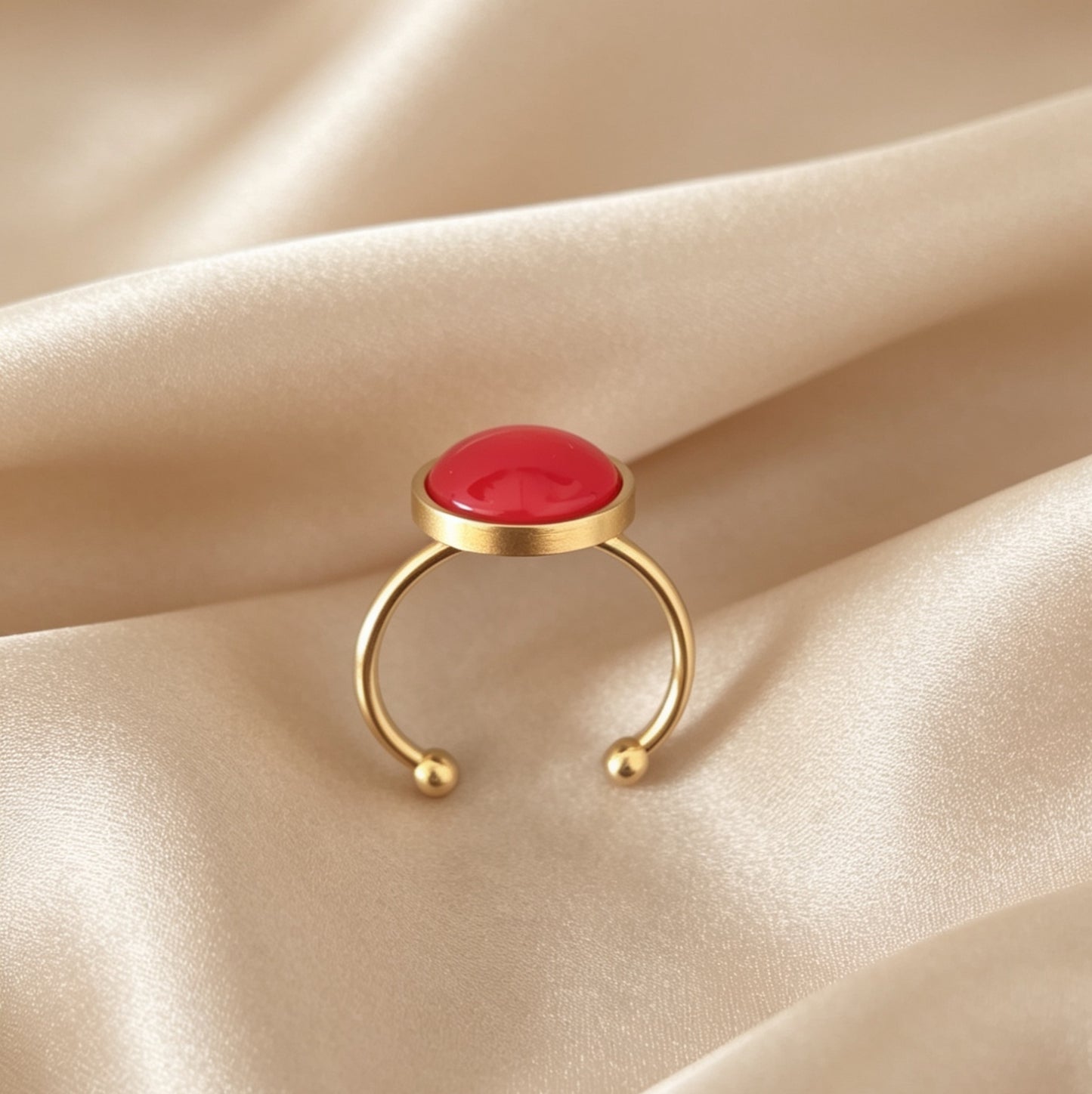 Adjustable ring S with resin disc in gold tone