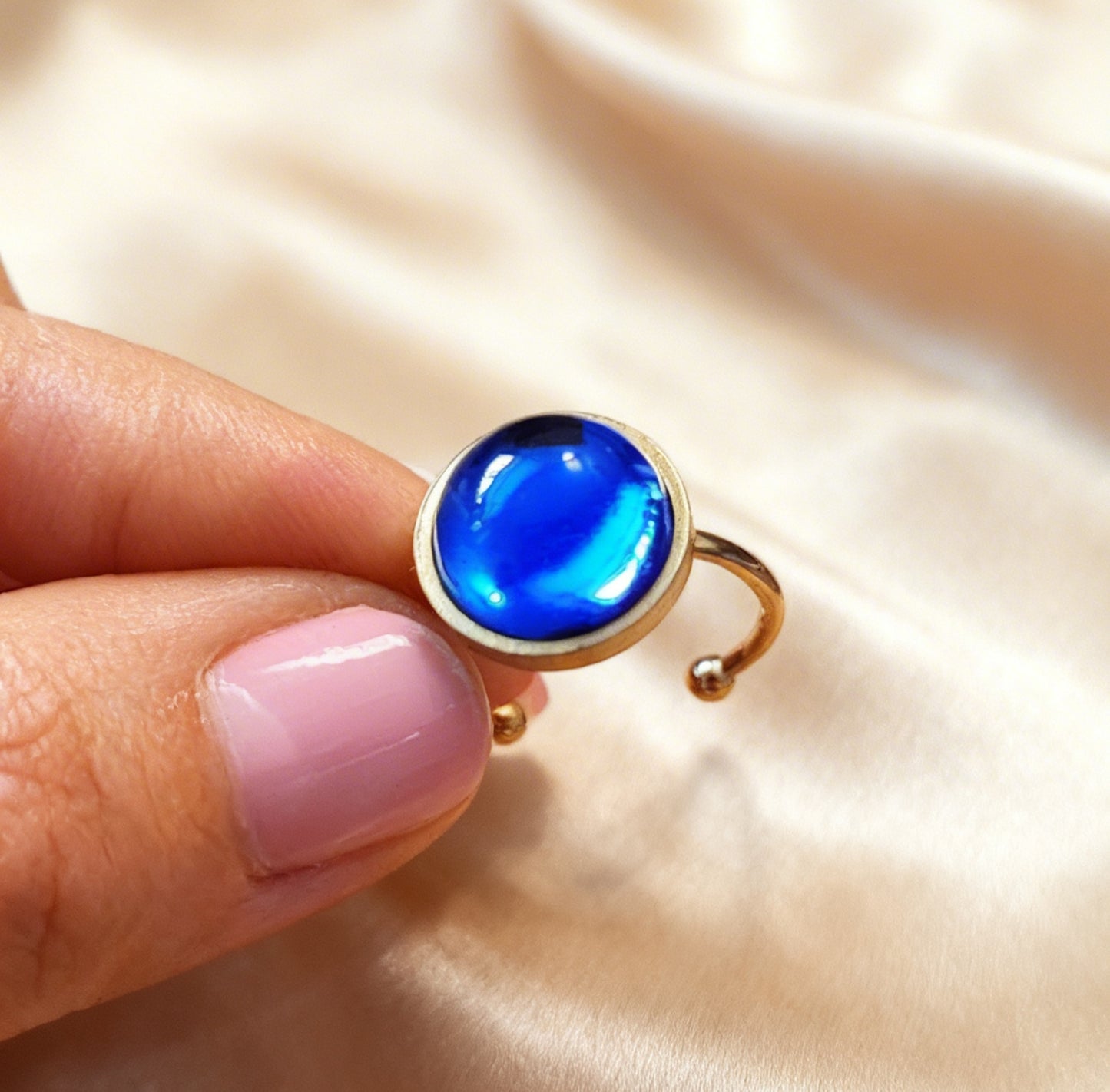 Adjustable ring S with resin disc in gold tone
