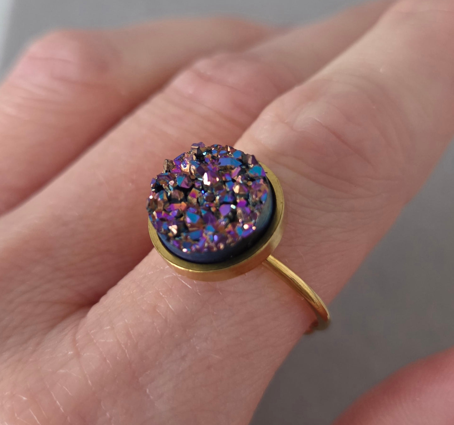 Adjustable ring S with resin disc in gold tone