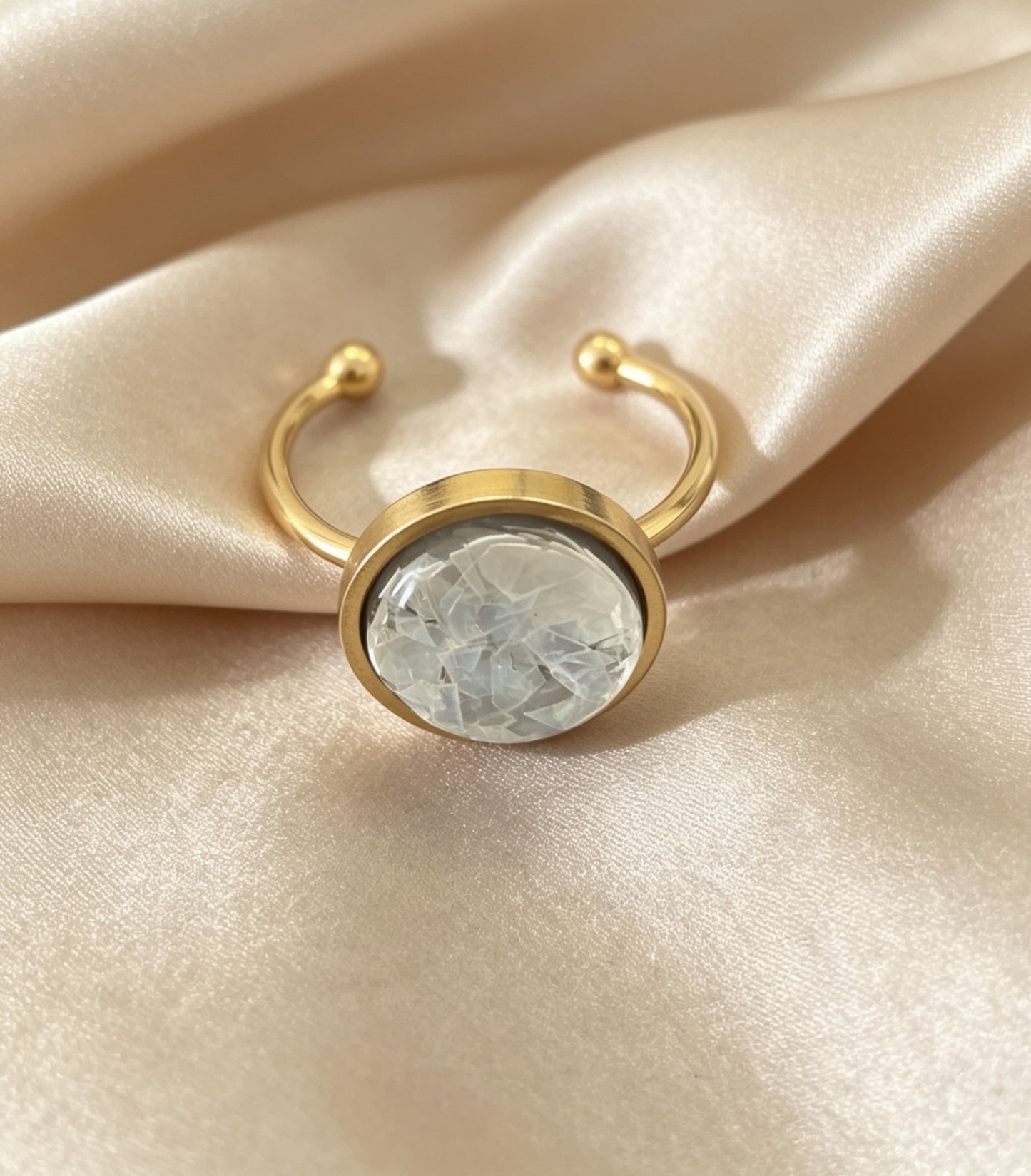 Adjustable ring S with resin disc in gold tone
