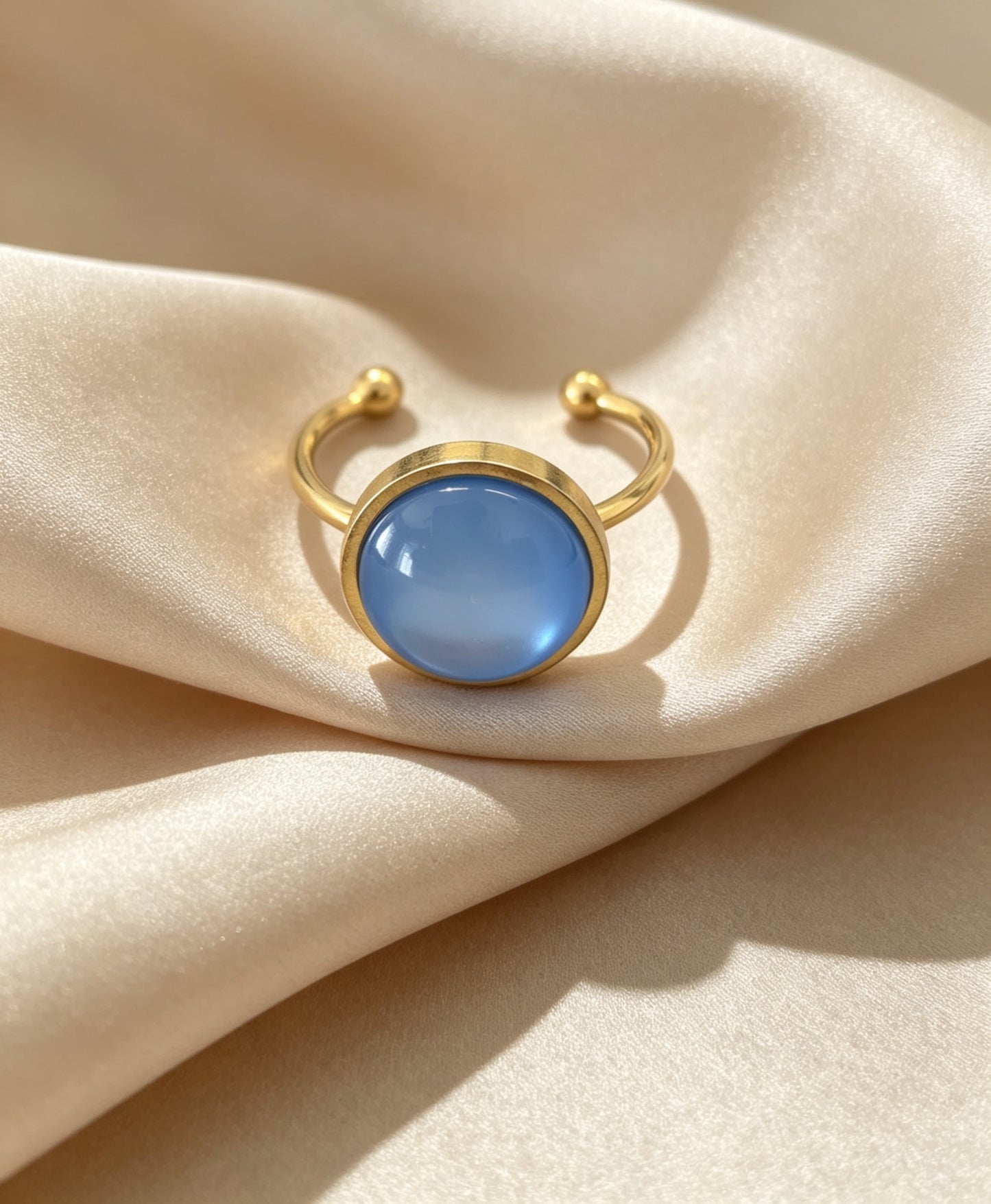 Adjustable ring S with resin disc in gold tone