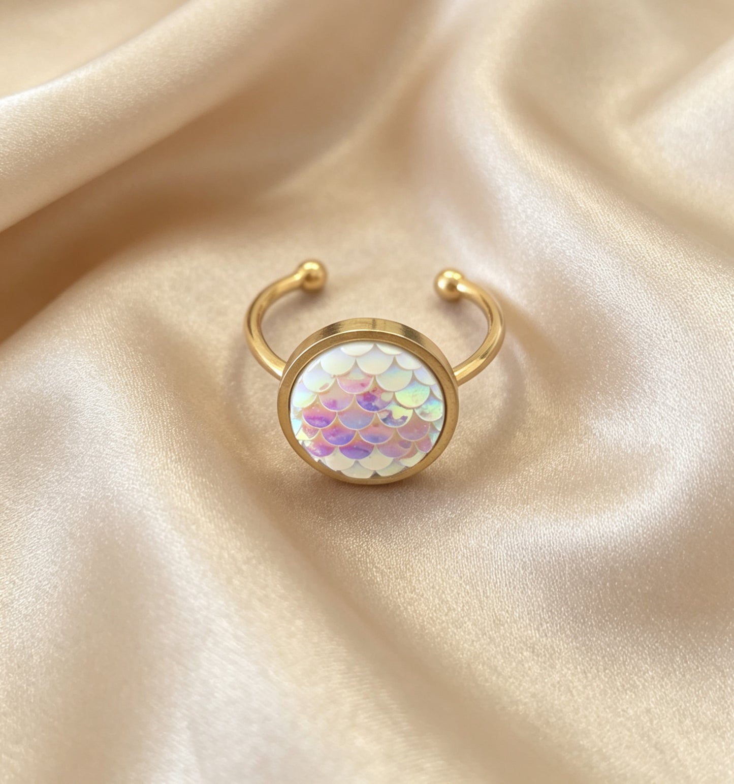 Adjustable ring S with resin disc in gold tone
