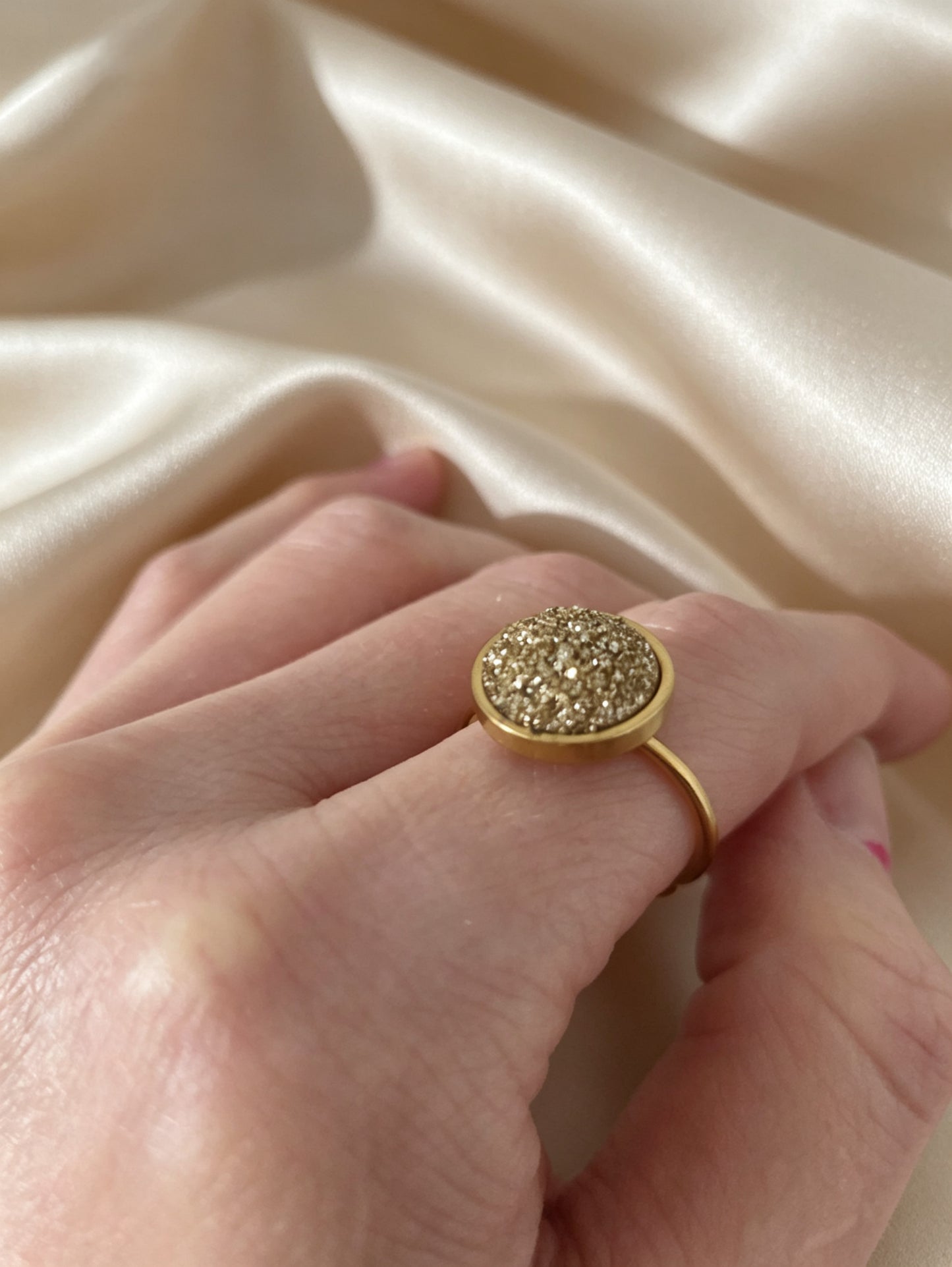 Adjustable ring S with resin disc in gold tone