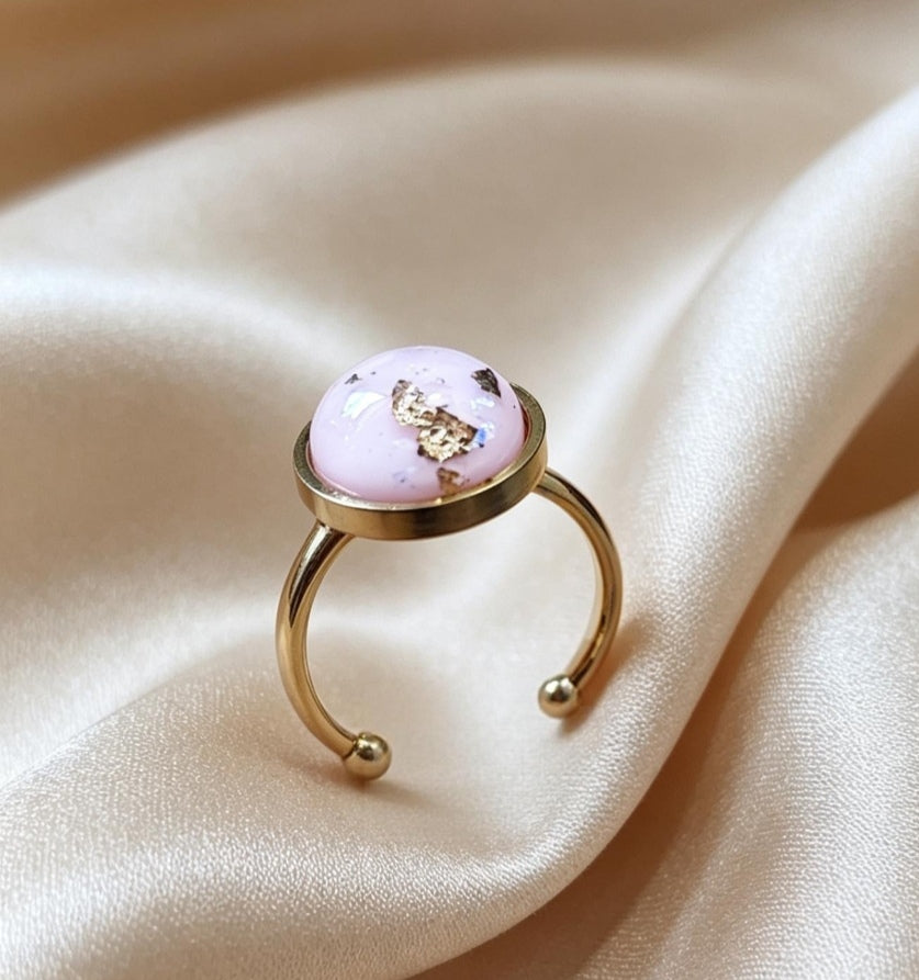 Adjustable ring S with resin disc in gold tone