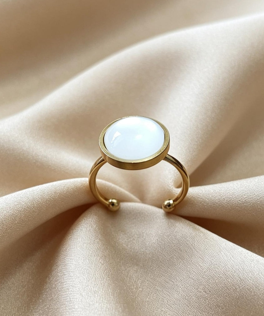 Adjustable ring S with resin disc in gold tone