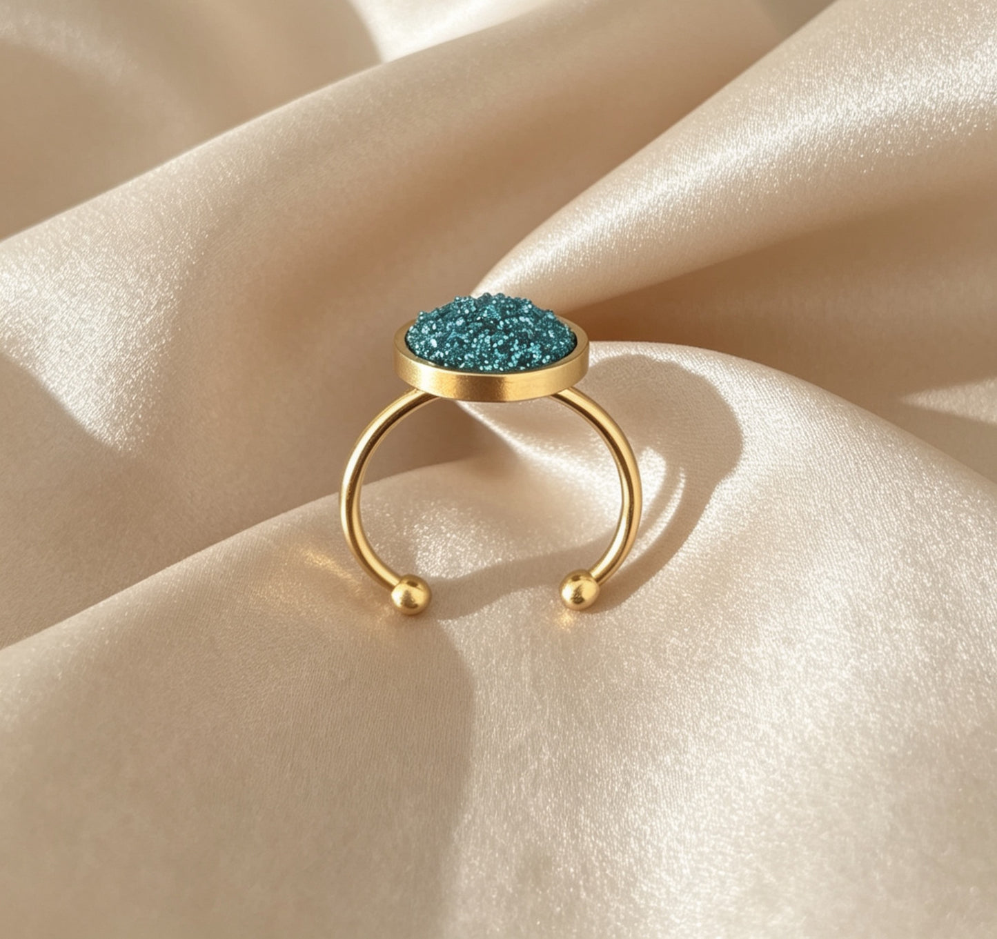Adjustable ring S with resin disc in gold tone