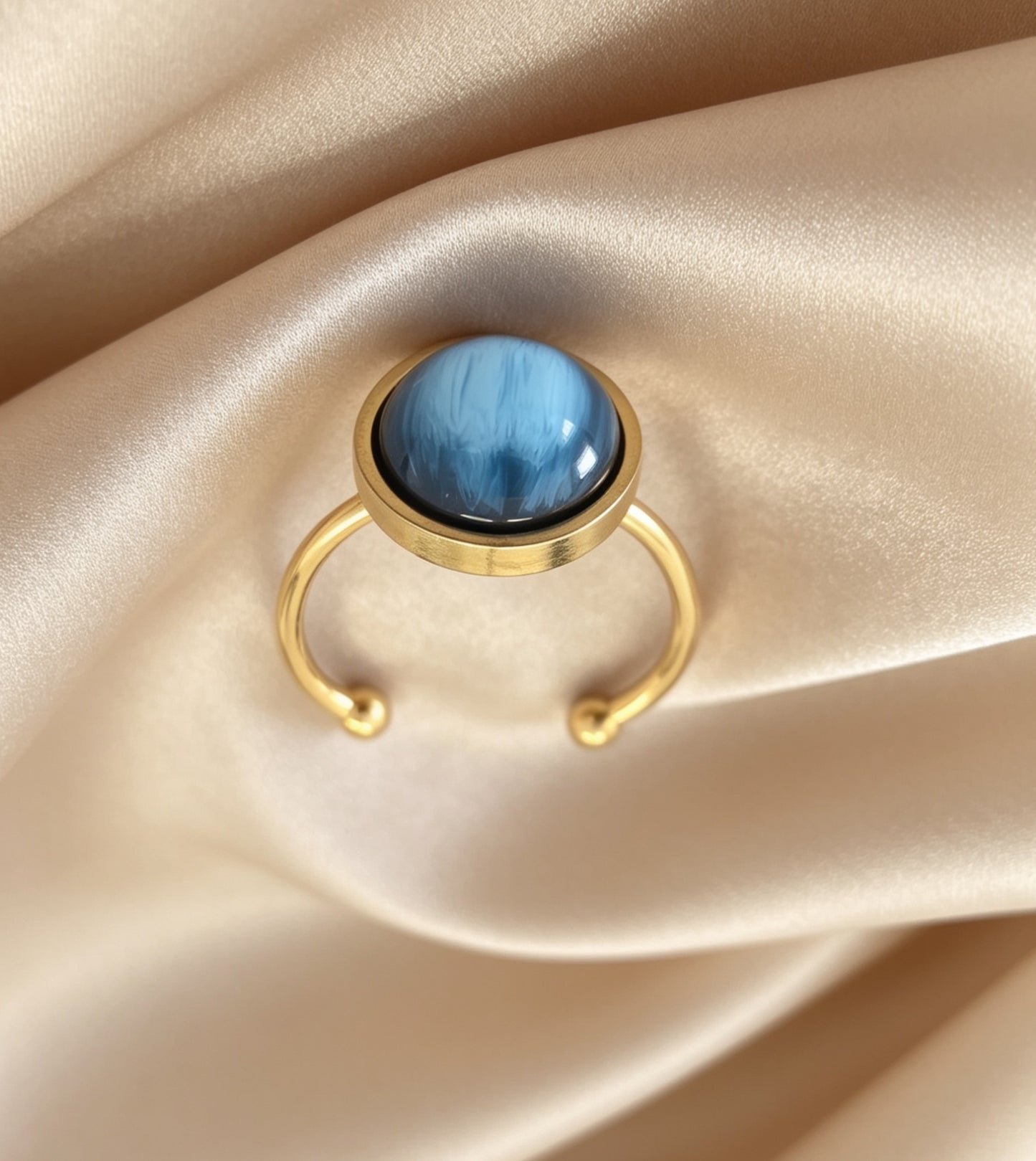 Adjustable ring S with resin disc in gold tone