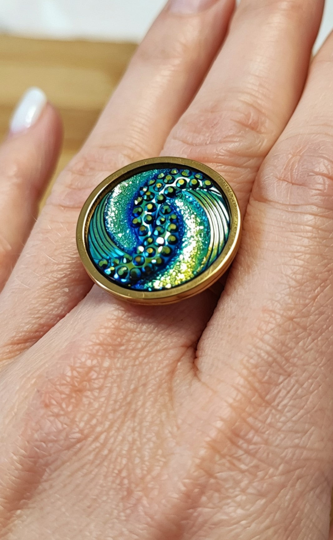 Adjustable ring L with resin disc in gold tone