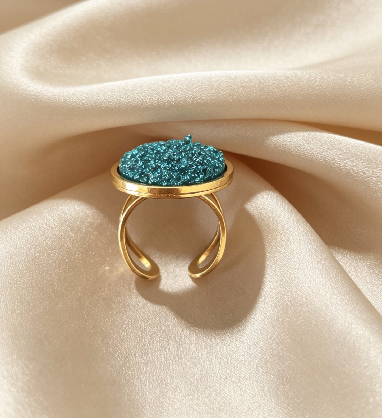 Adjustable ring L with resin disc in gold tone
