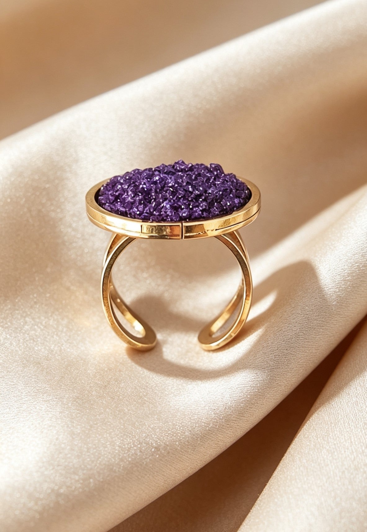 Adjustable ring L with resin disc in gold tone