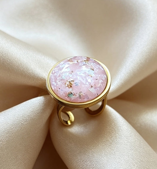 Adjustable ring L with resin disc in gold tone