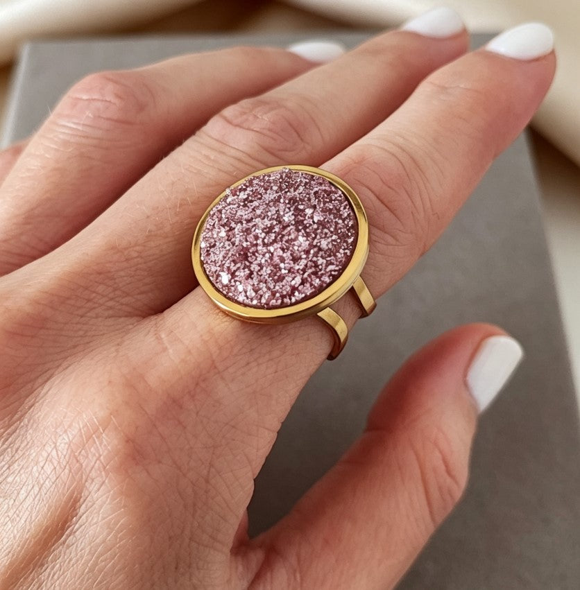 Adjustable ring L with resin disc in gold tone
