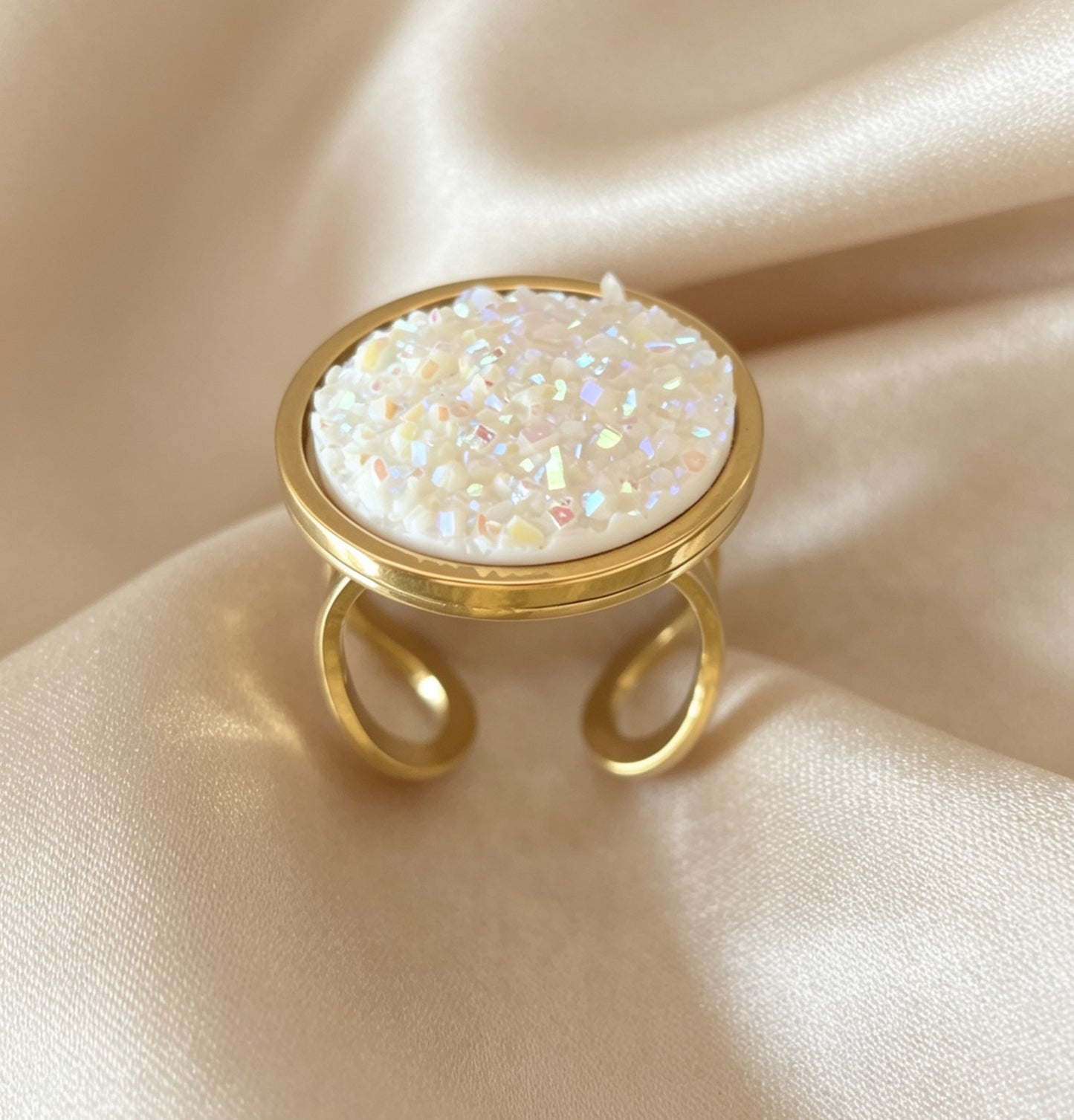 Adjustable ring L with resin disc in gold tone