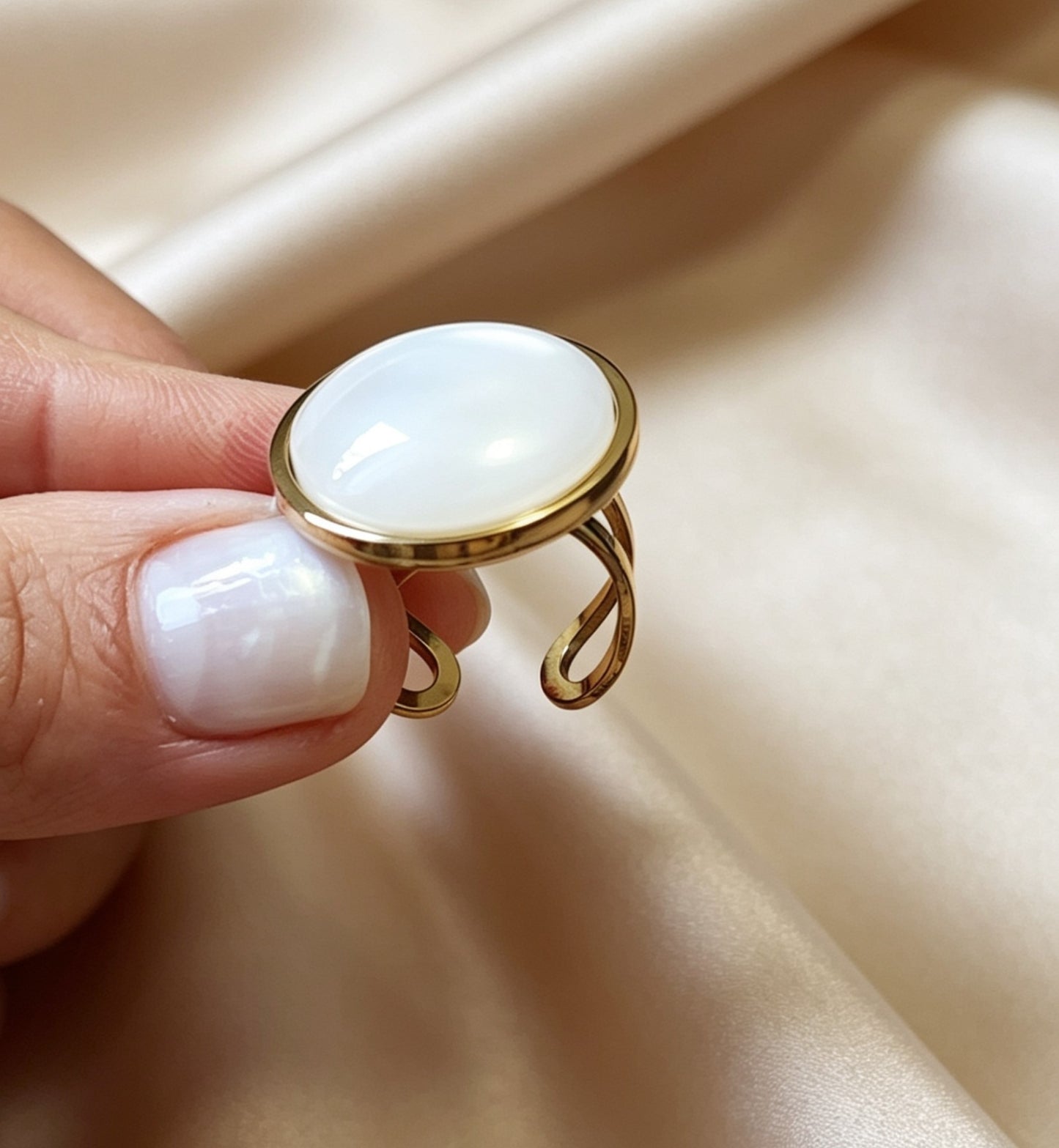 Adjustable ring L with resin disc in gold tone