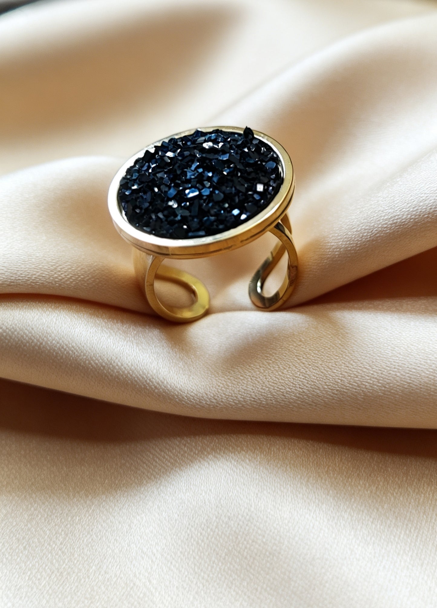 Adjustable ring L with resin disc in gold tone