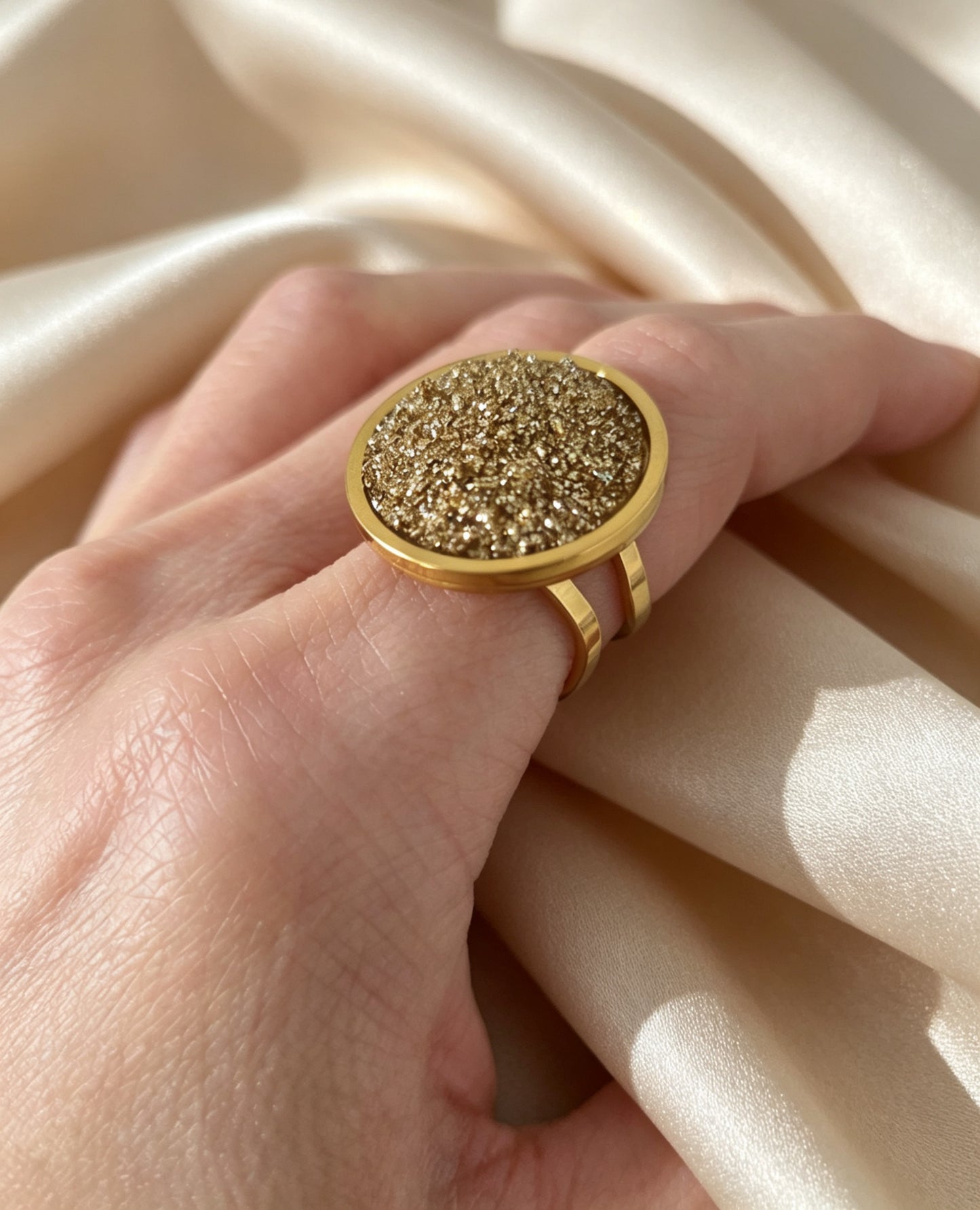 Adjustable ring L with resin disc in gold tone