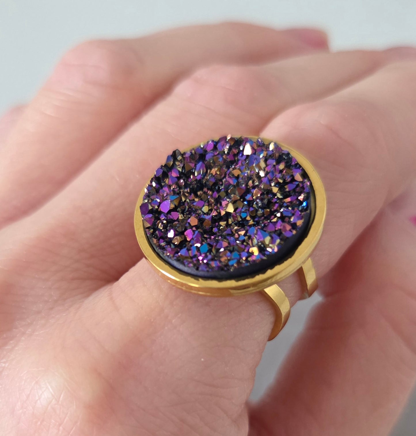 Adjustable ring L with resin disc in gold tone