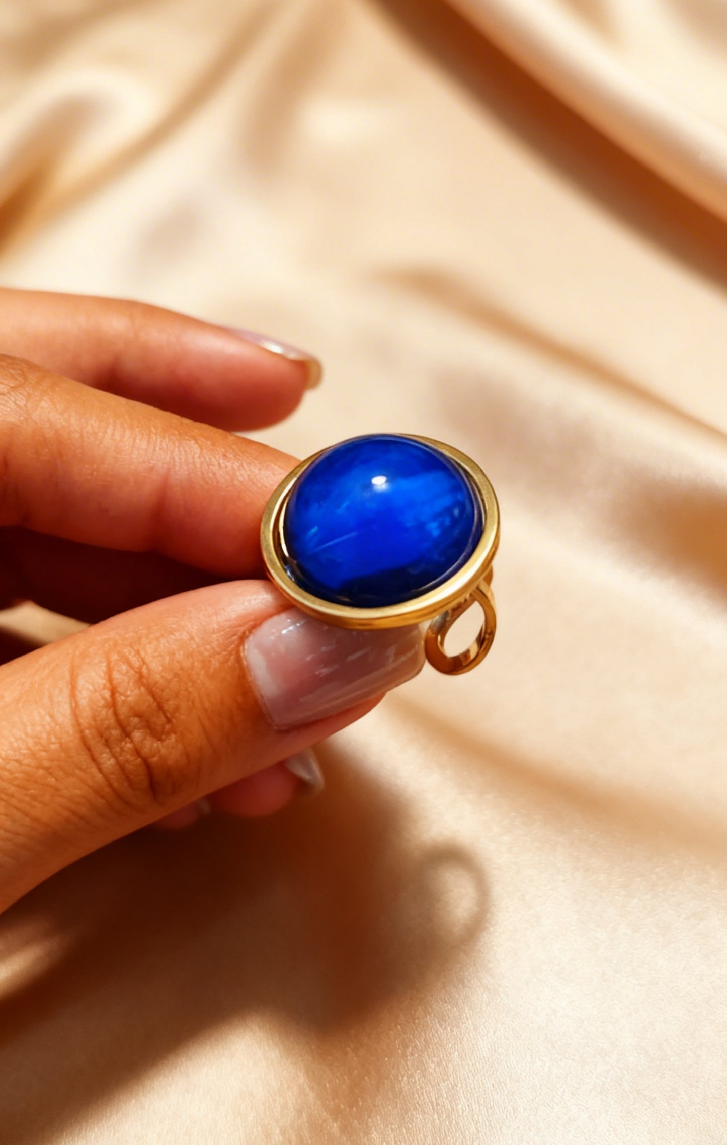 Adjustable ring L with resin disc in gold tone