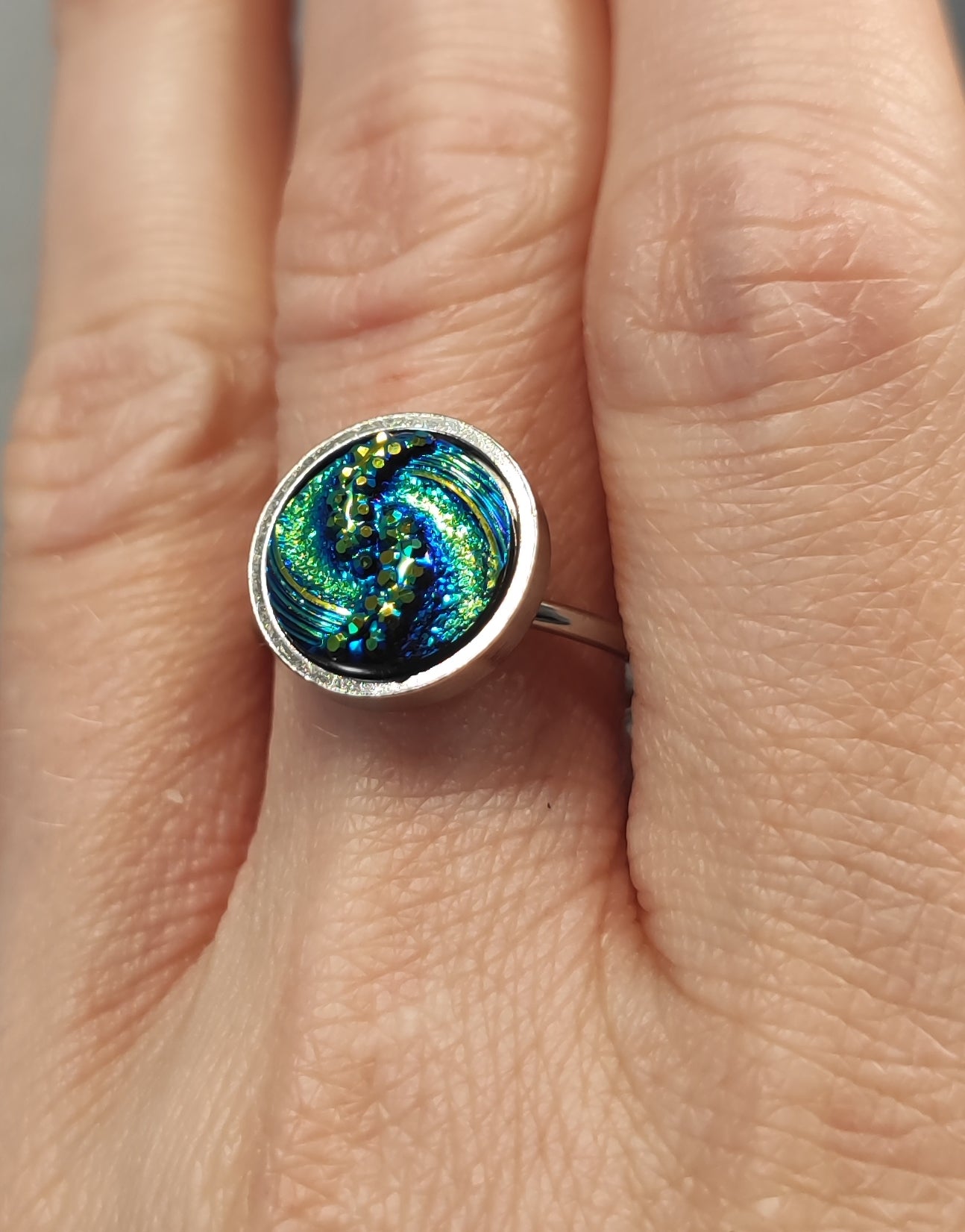 Adjustable ring S with resin disc in silver tone