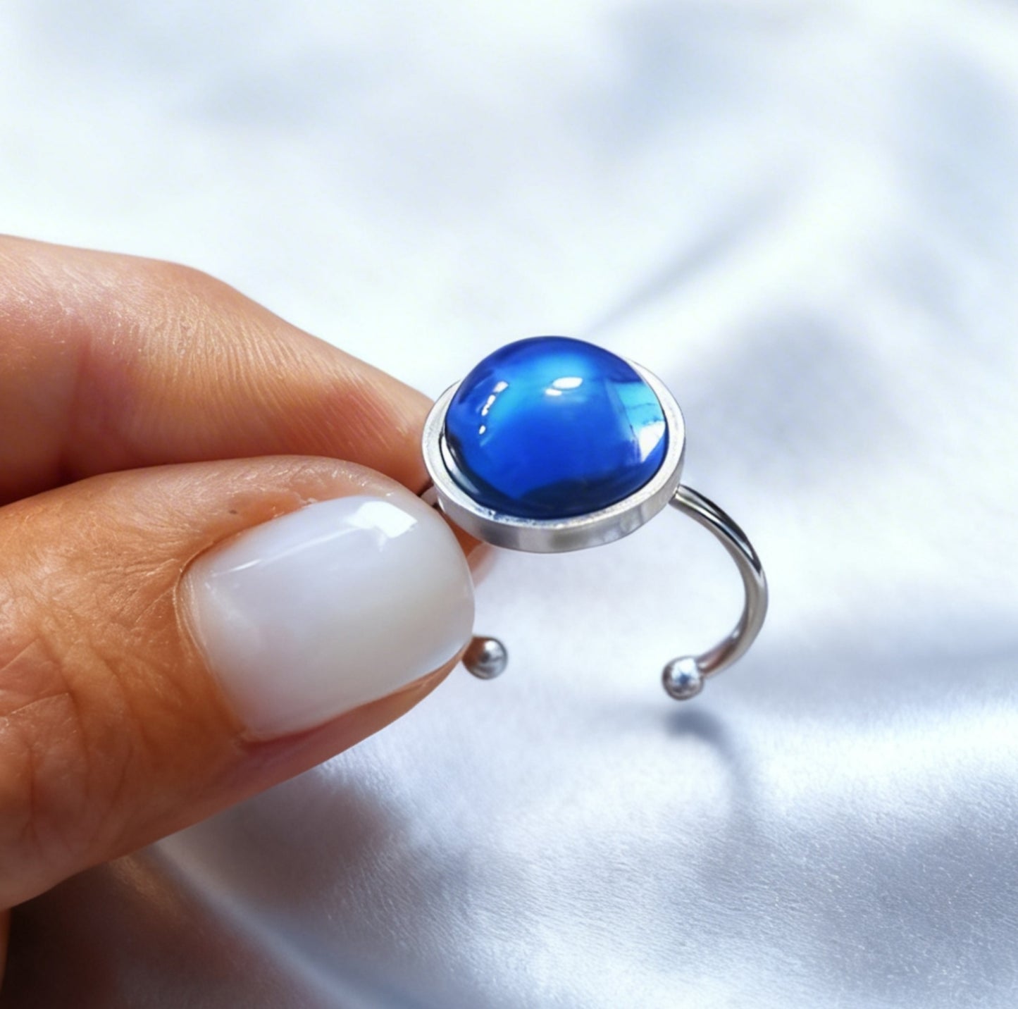 Adjustable ring S with resin disc in silver tone