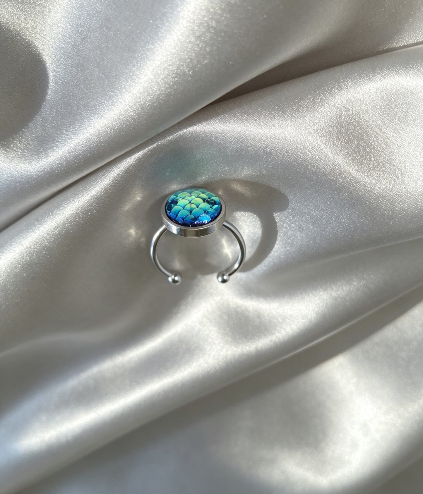 Adjustable ring S with resin disc in silver tone