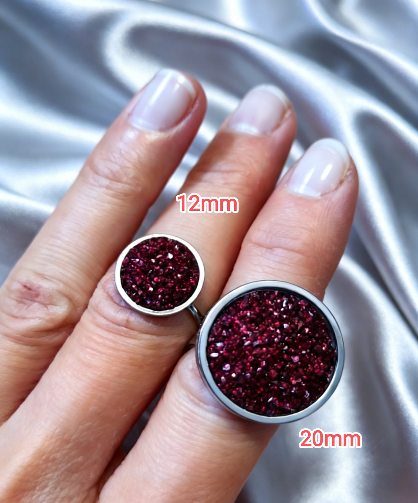 Adjustable ring L with resin disc in silver tone
