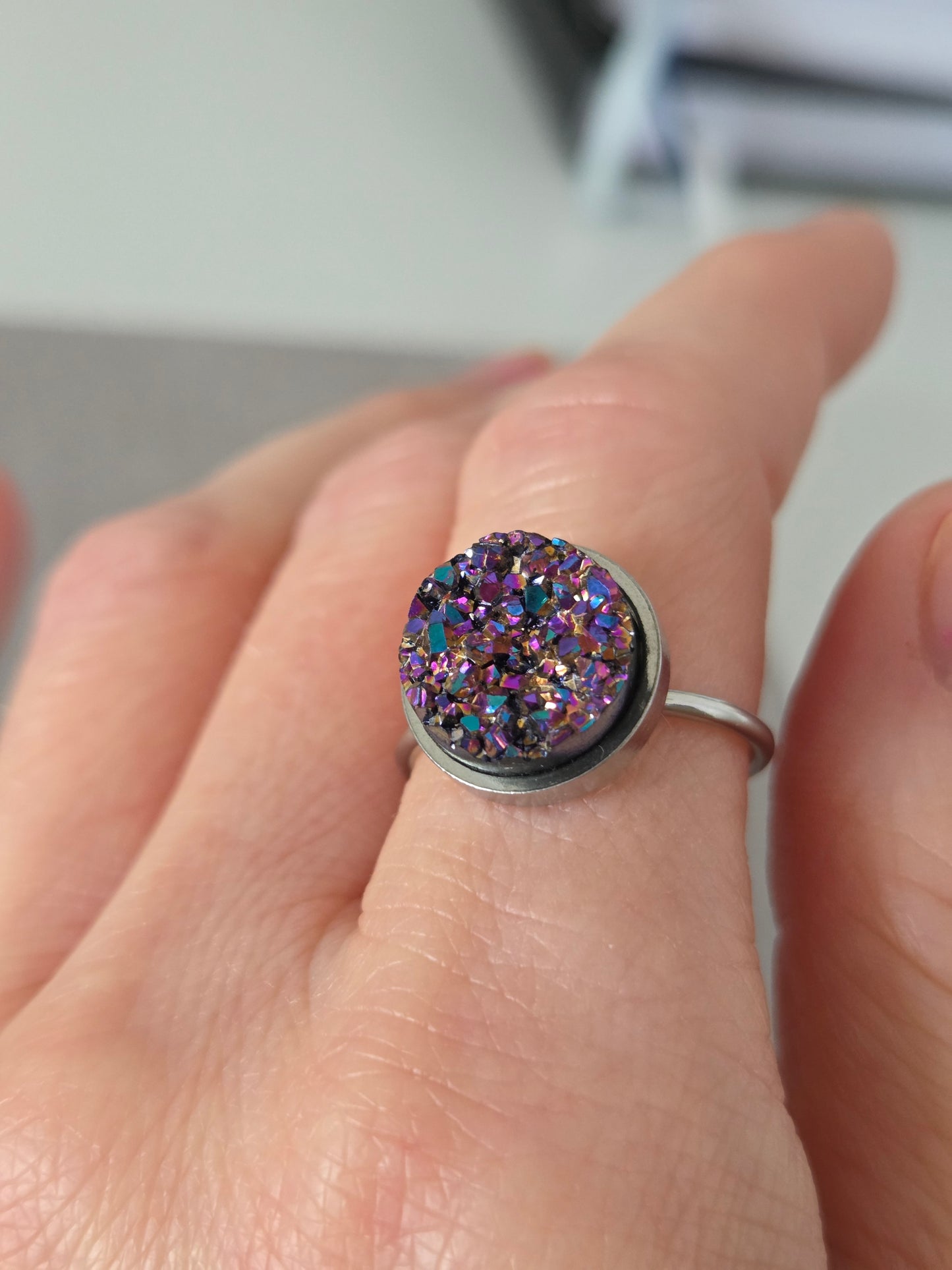 Adjustable ring S with resin disc in silver tone