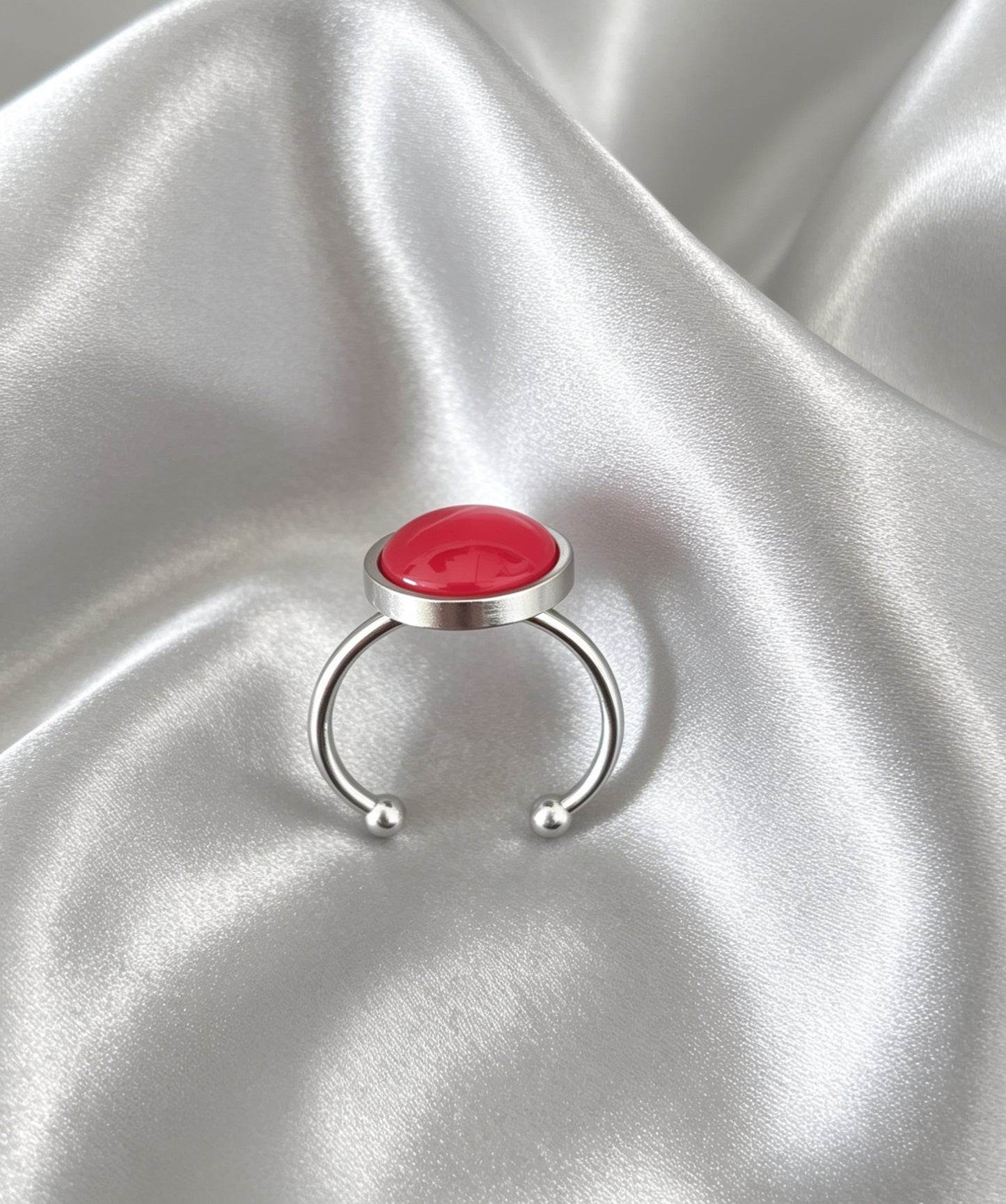 Adjustable ring S with resin disc in silver tone