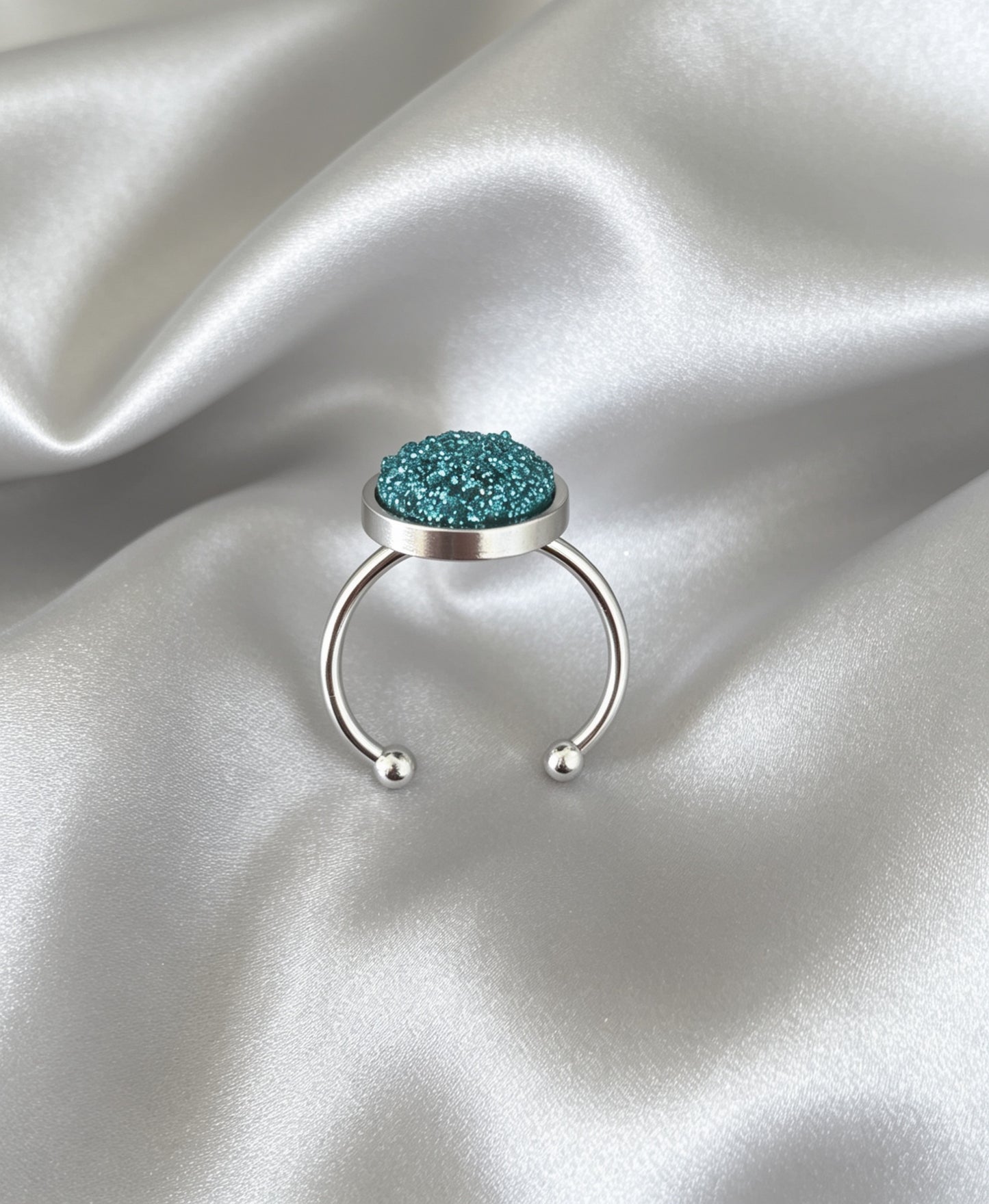 Adjustable ring S with resin disc in silver tone