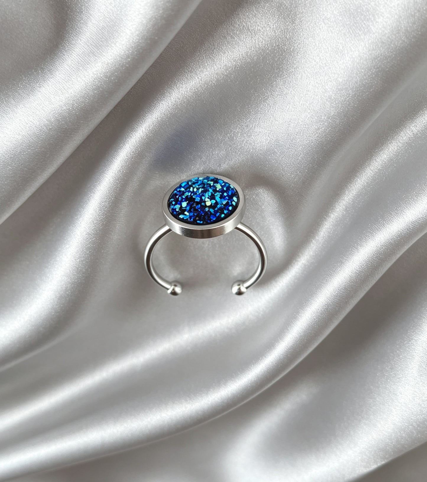 Adjustable ring S with resin disc in silver tone