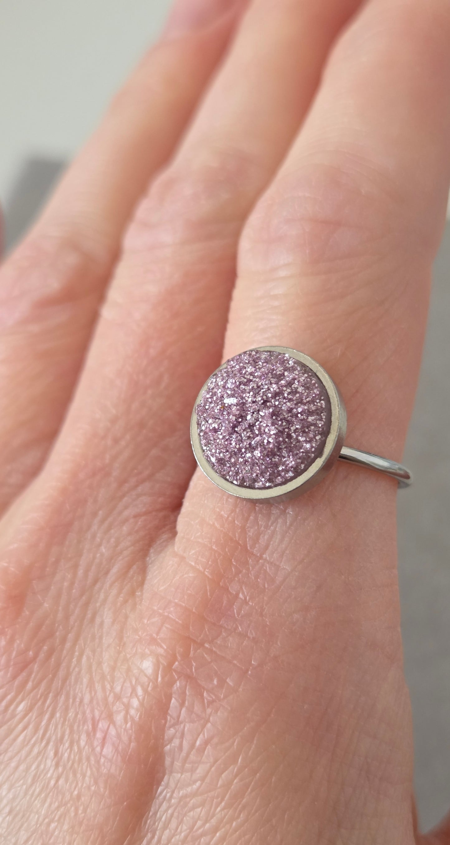 Adjustable ring S with resin disc in silver tone
