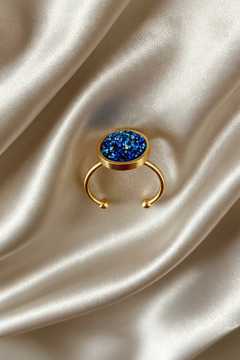 Adjustable ring S with resin disc in gold tone