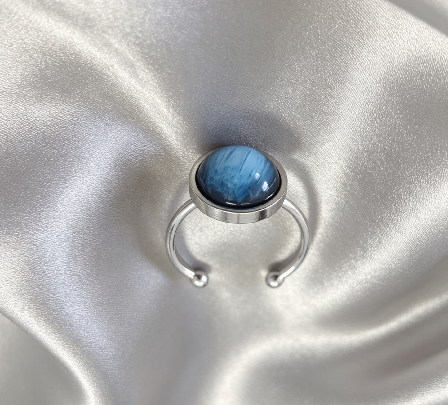 Adjustable ring S with resin disc in silver tone