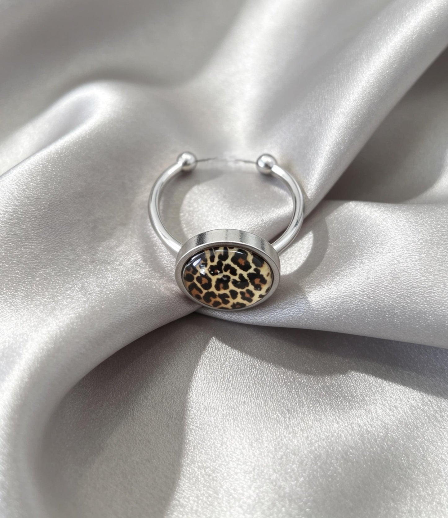 Adjustable ring S with resin disc in silver tone