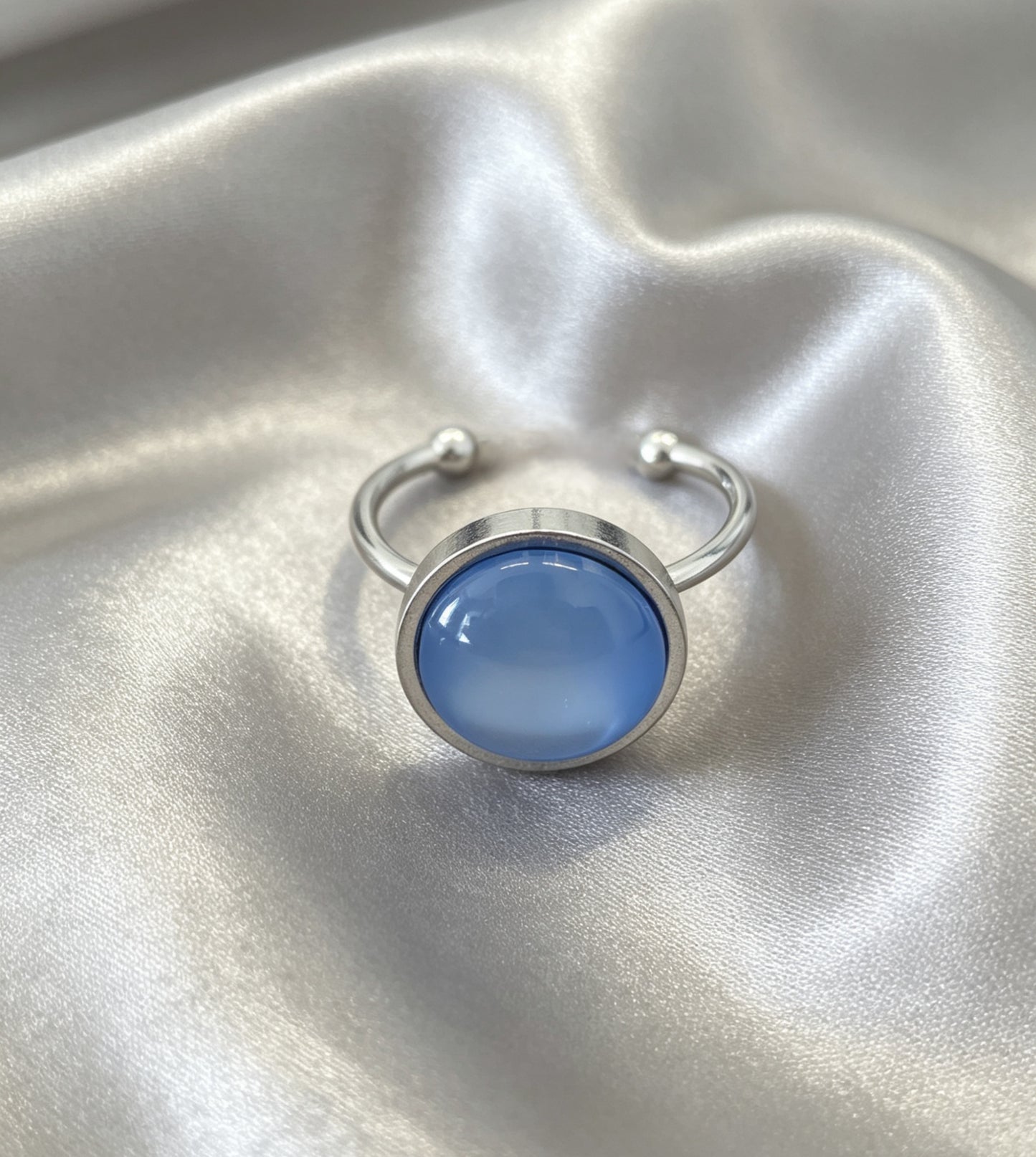 Adjustable ring S with resin disc in silver tone
