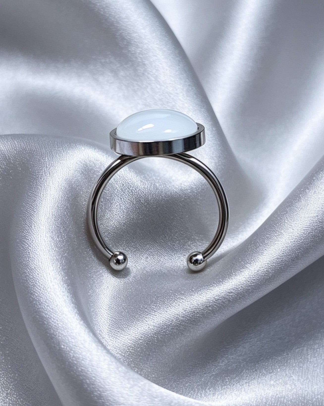 Adjustable ring S with resin disc in silver tone