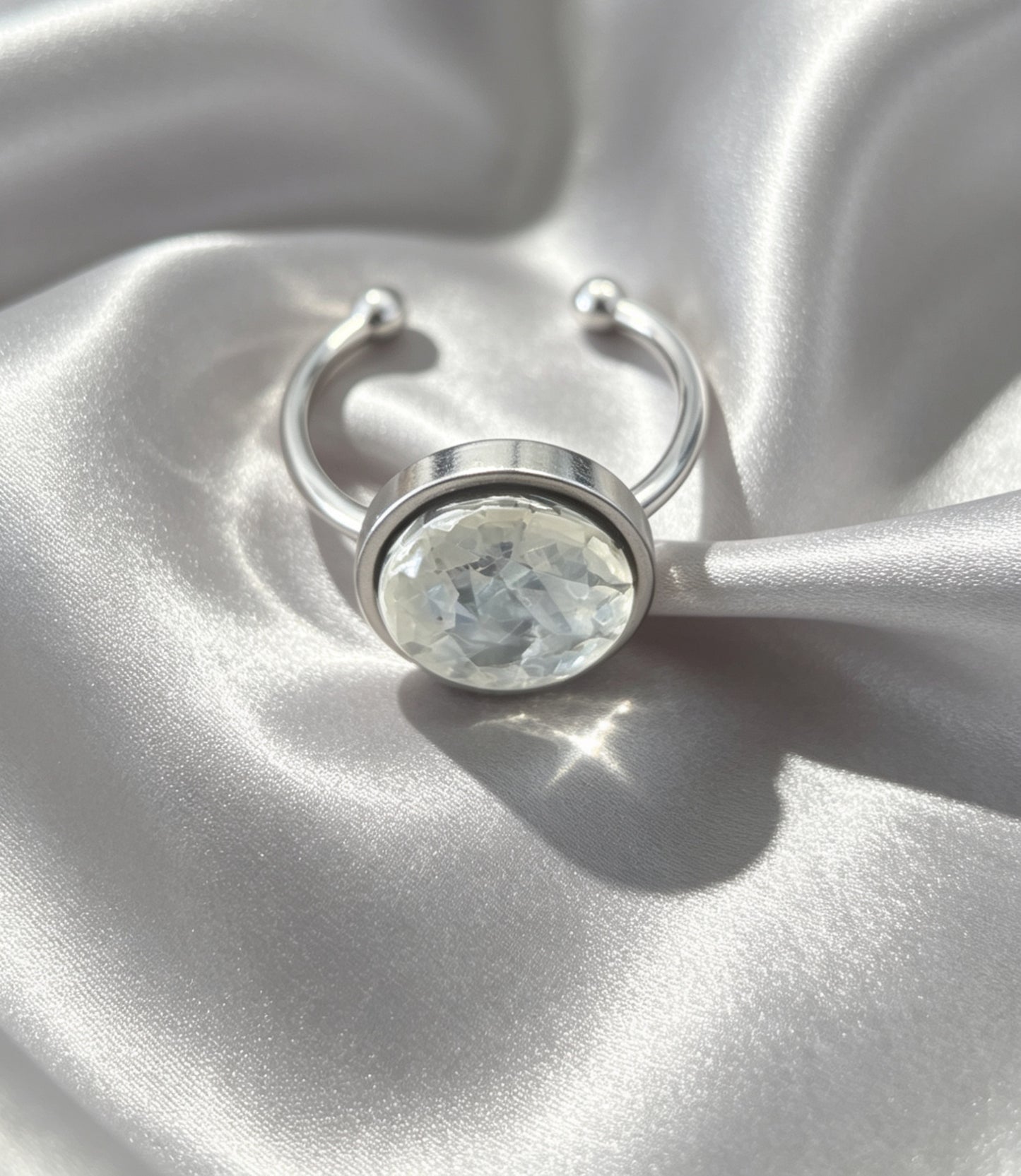 Adjustable ring S with resin disc in silver tone