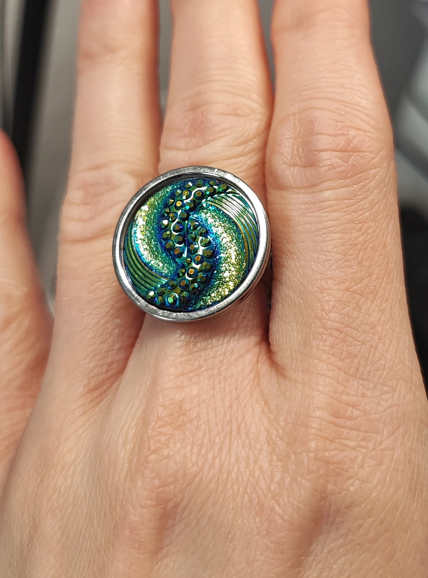 Adjustable ring L with resin disc in silver tone
